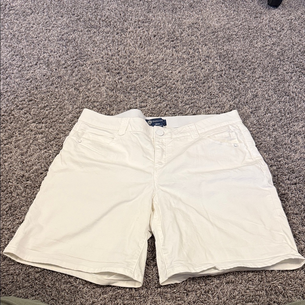 Democracy Women's Off-White Shorts